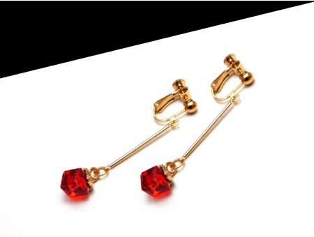Cercei clips cu segment auriu si cub din cristal rosu